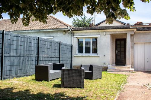 Bron Apartment | Charming Maisonnette with Garden near Parc du Chêne