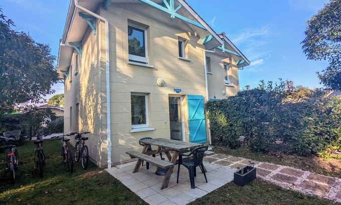 Le Verdon-sur-Mer House | Cozy Maisonnette Near Beaches with Pool and Bicycles