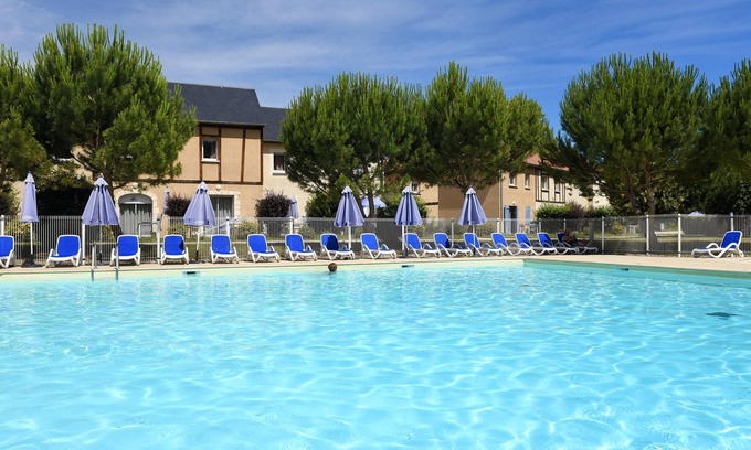 Montignac House | Cozy Maisonnette in Dordogne with Pool Access & Breakfast