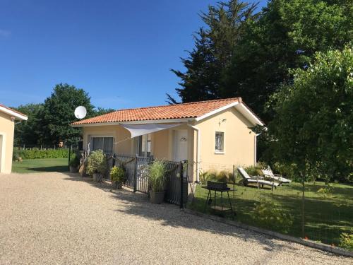 Vendays-Montalivet House | Forest & Ocean Retreat: Guest Rated 9.8, Family-Friendly Stay