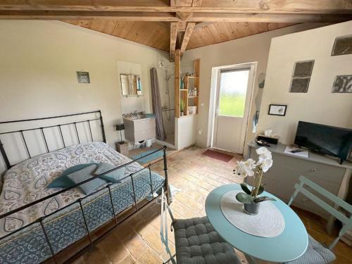 Chateauneuf-du-Rhone Bed & Breakfast | Peaceful Maisonnette with a Large Garden & Pet-Friendly Options