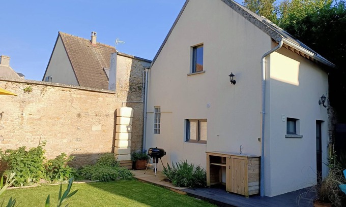 Courseulles-sur-Mer House | Beachside Maisonnette with Pool and Ocean View