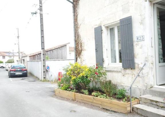 Saintes House | Cozy Maisonnette: Pet and Child-Friendly Retreat