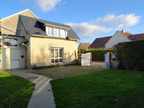 Asnelles House | Pet-Friendly Maisonnette LE COTTAGE by the Sea in Asnelles