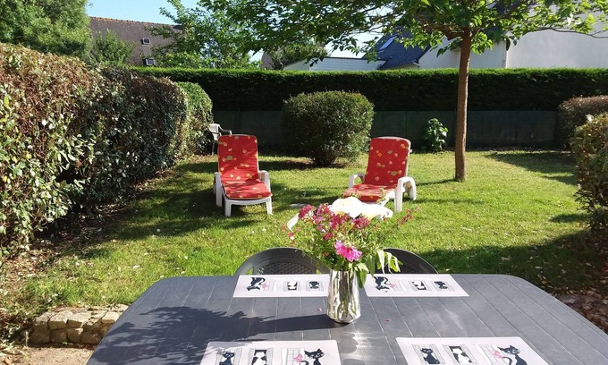 Erdeven House | Enclosed Garden Retreat with WiFi Near Beach & Pool