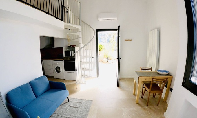 La Pompignane Bed & Breakfast | Charming Maisonnette au Vert near the City Center