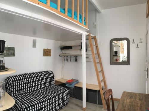 Porte-Saint-Martin Apartment | Cozy Maisonnette Studio with Pet-Friendly Amenities
