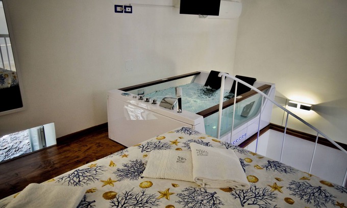 Ischia Porto Apartment | Relax in Maja Apartment with Private Jacuzzi and Spa