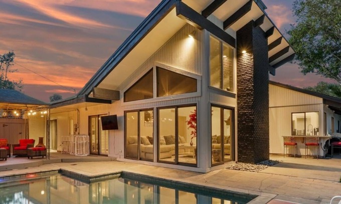 Irving House | Inviting 4BR Retreat with Mini Golf, Pool & Hot Tub