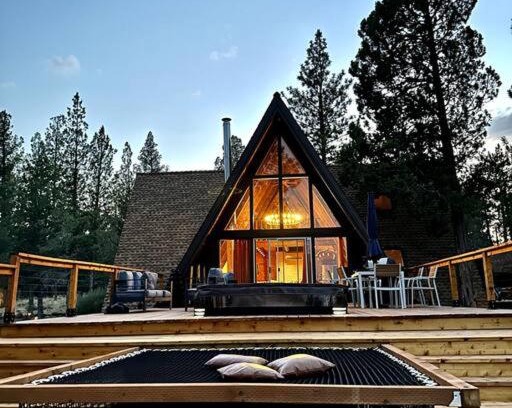 Sisters House | Pet-Friendly Majestic A-Frame with Hot Tub & 9.8 Rating