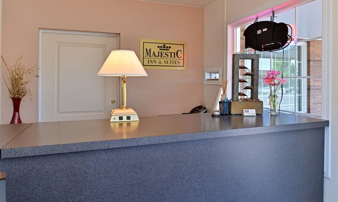 Klamath Falls Hotel | Cozy Majestic Inn And Suites: Spa, Breakfast & More