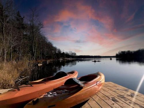 Tobyhanna Ski Chalet | Scenic Lake Front Chalet with Pool & Pet Friendly Amenities