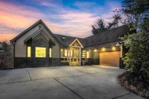 Foxfire Estates House | Majestic Manor: Family-Friendly Haven with Relaxing Hot Tub