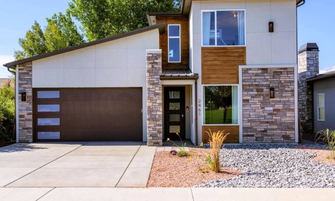 Grand Junction House | Pet-Friendly Retreat with Epic Yard and Hot Tub