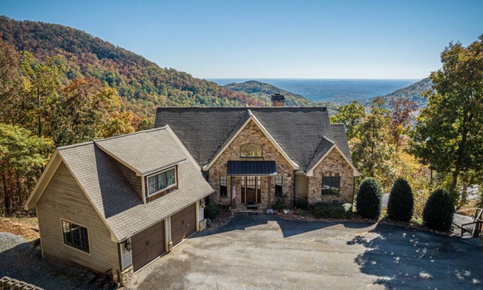 Vein Mountain House | Majestic Mountain Manor: Your Ideal Pet-Friendly Retreat