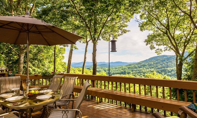 Upper Peachtree Cabin | Secluded Retreat with Majestic Views and Hot Tub Amenities