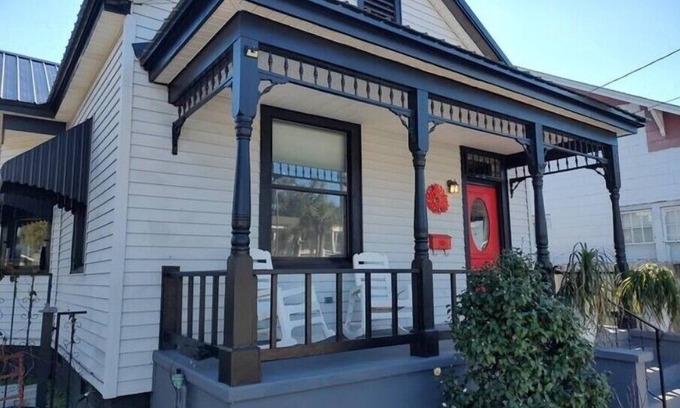 Downtown House | Majestic Palms: Historic 1933 Retreat with Breakfast Included