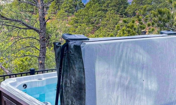 Northeast Colorado Springs Apartment | Experience Majestic Pikes Peak Manor with Ocean Views & Spa
