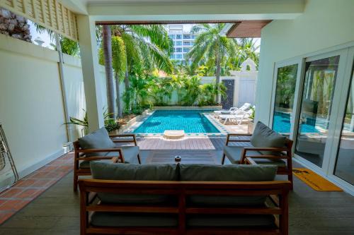 Pratumnak Hill Villa | Refreshing Oceanfront 1-Bedroom Pool Villa at Beach Gate