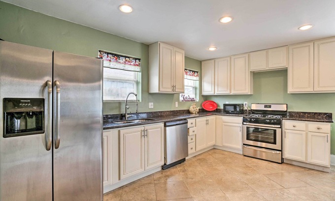 Read Boulevard East House | Inviting Major Manor: Pool, Game Room & Top Guest Rating