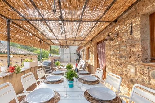 Boadella i les Escaules House | Relax at Cal Sabater: Family-Friendly with Pool Access