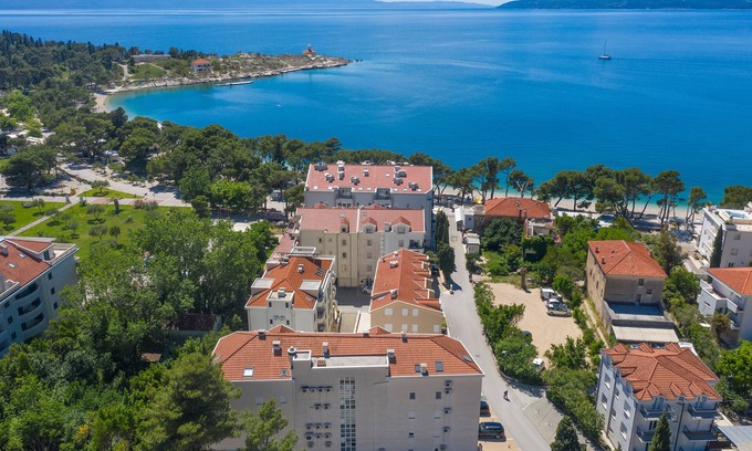 Donja luka Apartment | Relaxing Makarska Beach Apartment with Oceanfront Views