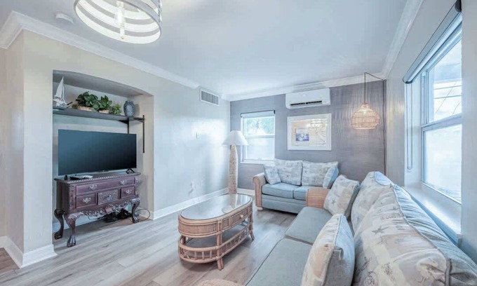 Clearwater Beach Hotel | Oceanfront Retreat: Sunset Suite 10 Summa Awaits You