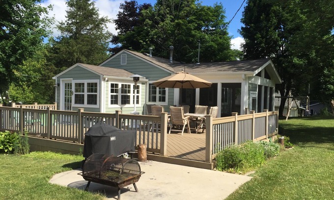 Browns Lake Cottage | Unforgettable Moments at Browns Lake/Cedar Park Cottage