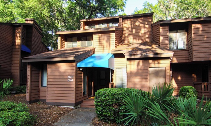 St. Simons Island House | Experience Island Light: A Bright Ocean View Getaway