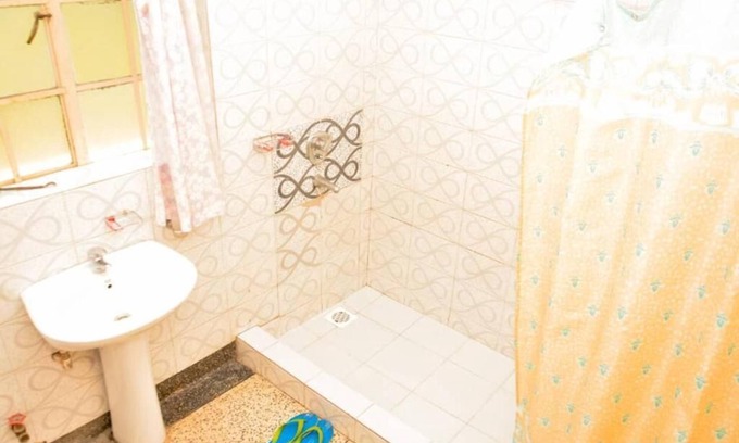 Kampala House | Comfortable Makerere Guest House Double Room with Breakfast