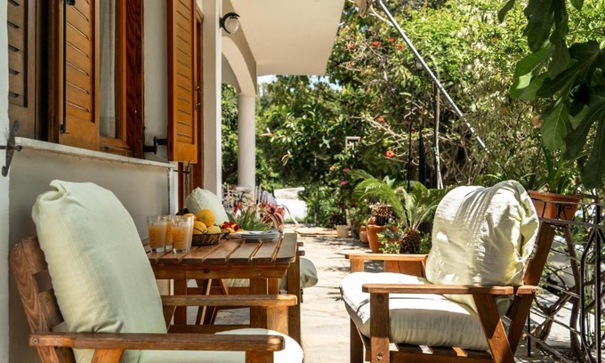Kateleios Apartment | Welcoming Makis Family Studio - Perfect for Families and Accessibility