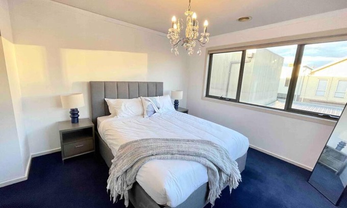 Maribyrnong House | Modern Mako House: Ideal for Families with Pool & Pets