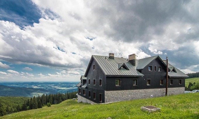 Strazne House | Pet-Friendly Retreat at Malá Rennerovka with Pool Access