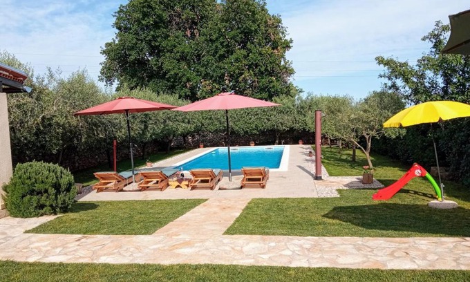 Liznjan House | Inviting Mala Kuća with Heated Pool and Ocean View
