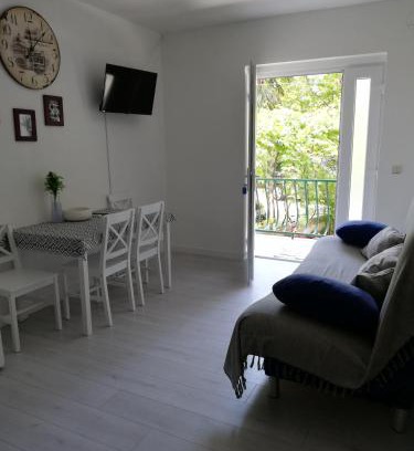 Tucepi Apartment | Cozy Mala Tonina: Pet-Friendly with Oceanfront Views