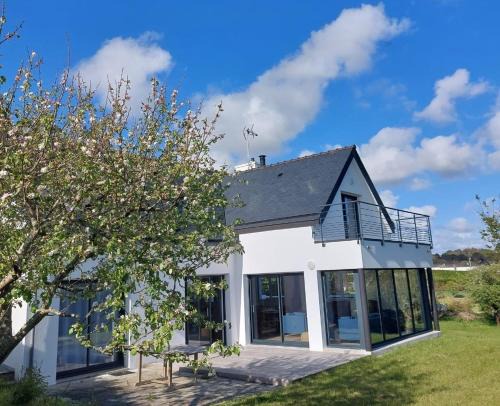 Kerherou House | Scenic Malachappe: Family-Friendly Ocean View Home for 8