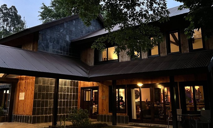 Kwa Sani House | Elegant Malachite Manor: 4-Star Stay with Pool & Spa