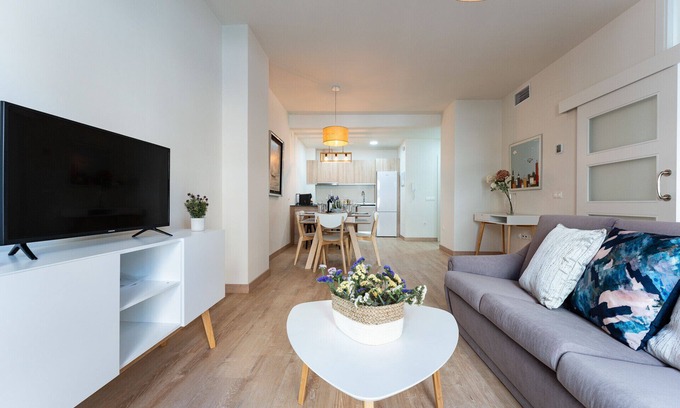 Bailen-Miraflores Apartment | Guest Rated: MalagaSuite Comfortable Home with Spa & Kitchen