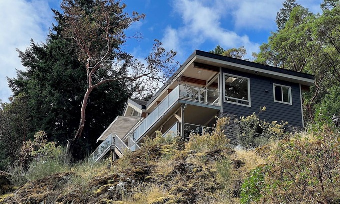 Juan de Fuca Electoral Area House | Malahat unique waterfront three bedrooms villa