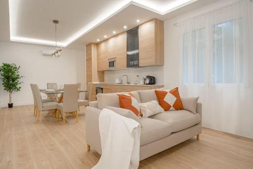 Malasana Apartment | Stylish 3BR Apartment in Trendy Malasaña - Pet Friendly