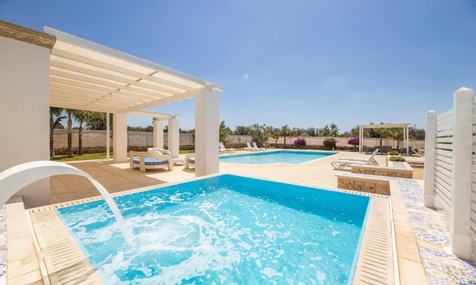 Capilungo Villa | Exquisite Malaspina Pool Retreat - Capilungo Awaits You