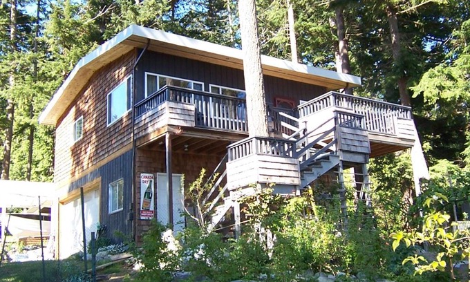 Powell River House | Seaside Retreat at Malaspina Strait Cottage – Guest Rated 9.8