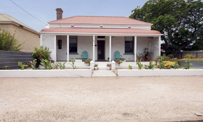 Wallaroo House | Beachfront Bliss: Maldon Cottage with Pet-Friendly Amenities
