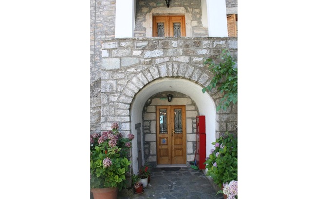 Kosmas House | Discover Maleatis Apollo: Ideal Family Getaway with Dining