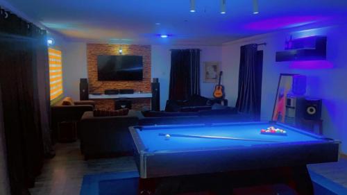 Ikeja Apartment | Cozy Maleeks Apartment Ikeja with Private Rooms & Pool