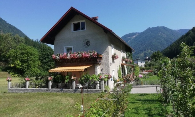 Hollenstein an der Ybbs Apartment | Cozy One-Bedroom Apartment with Breakfast and Kitchen