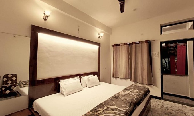 Ujjain Hotel | Family-Friendly Malhotra Restaurant and Resorts Awaits You