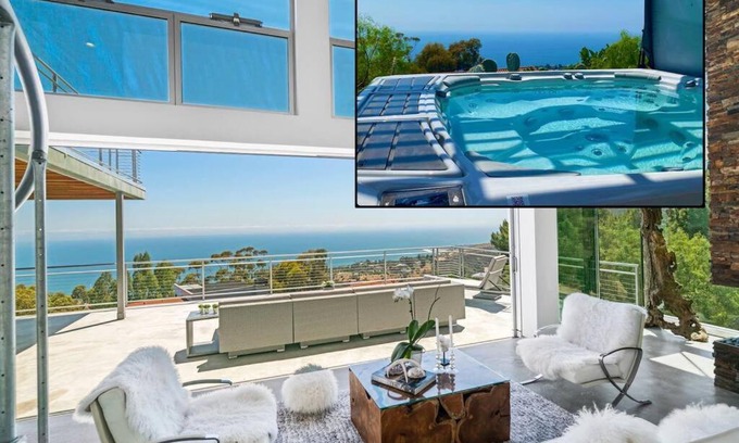 Malibu Villa | Malibu Glass House: Architectural Gem with Ocean Views