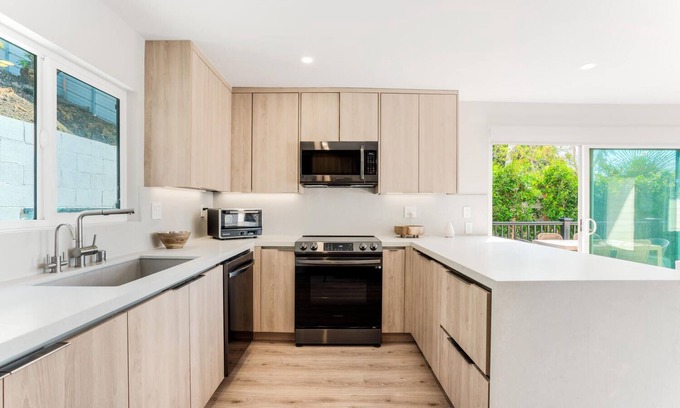 Malibu Condo | Modern Surf Break Paradise with Ocean View in Malibu