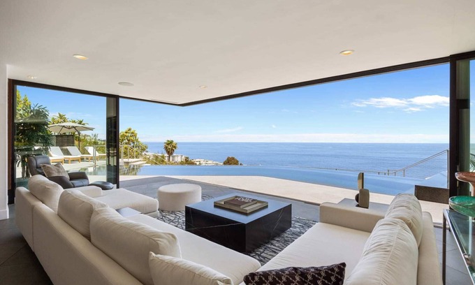 Eastern Malibu House | Malibu Oceana Bleu: Beachfront Views with Pool & Jacuzzi